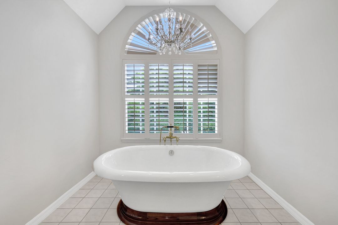 670 8th Ave S, Naples, FL 34102