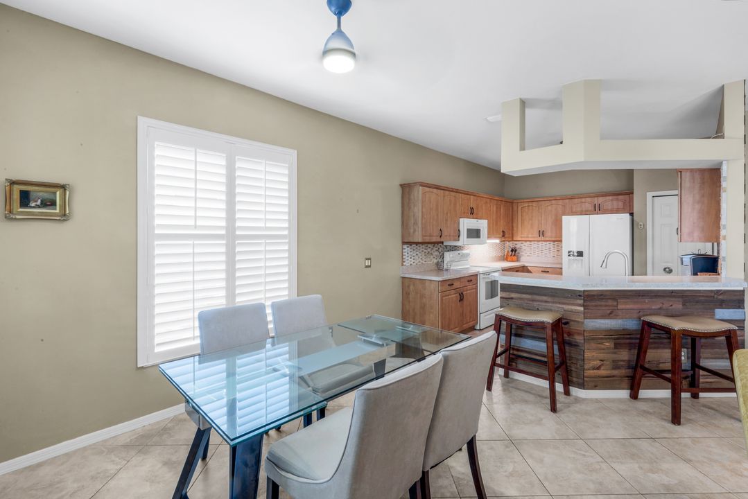 200 Stanhope Cir, Naples, FL 34104