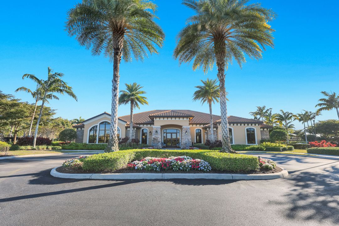 8262 Promoso Ct, Naples, FL 34114