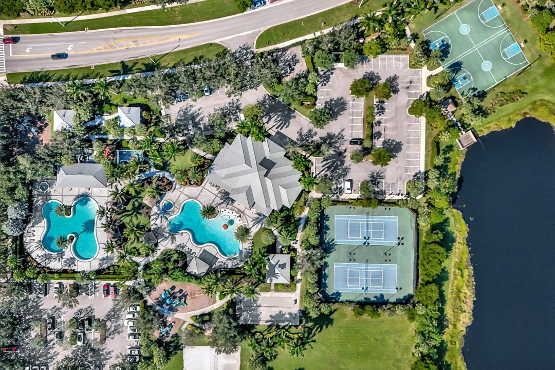 2074 Tamarron Ln, Naples, FL 34120