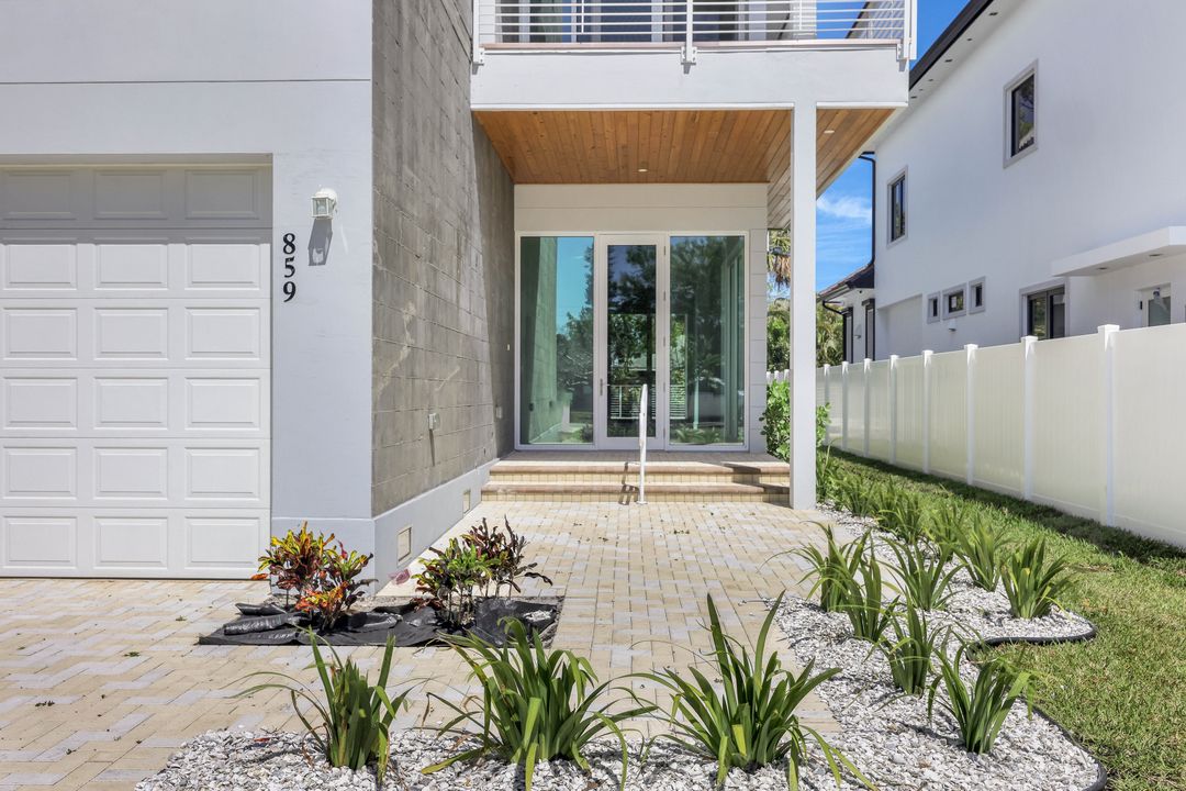 859 92nd Ave N, Naples, FL 34108