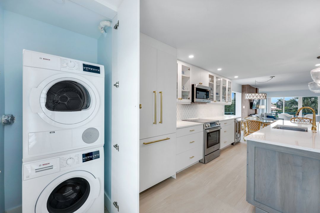 305 Park Shore Dr, Naples, FL 34103