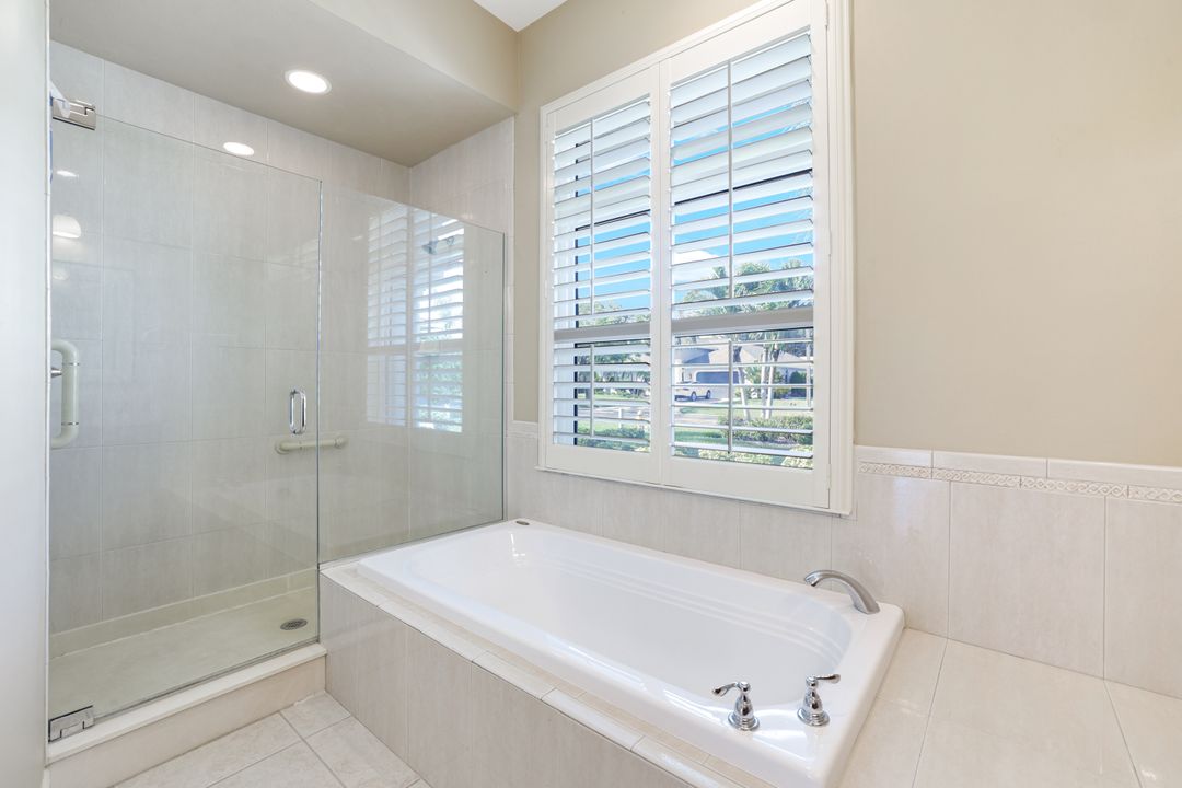 2032 Castle Garden Ln, Naples, FL 34110