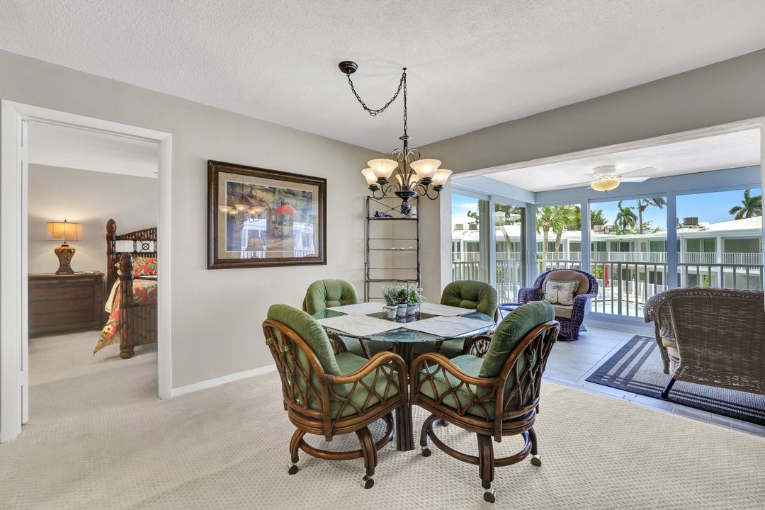 386 Harbour Dr, Naples, FL 34103