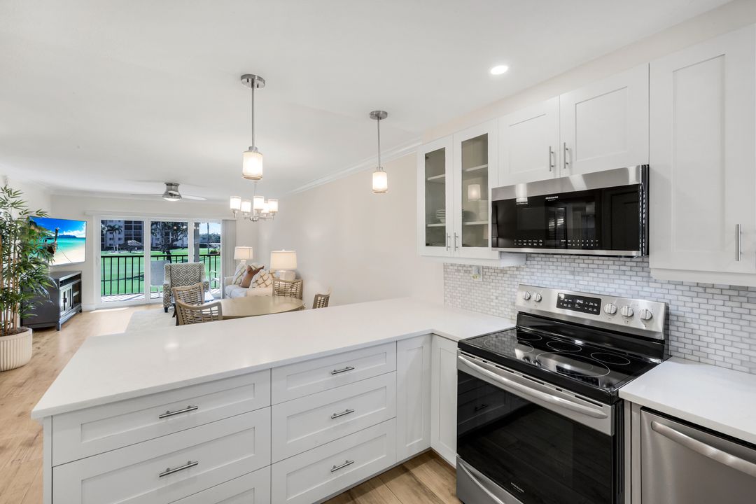 9 High Point Cir N #208, Naples, FL 34103