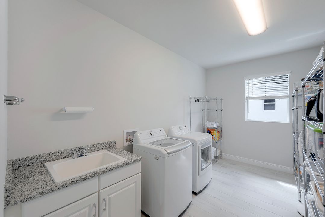 8959 Redonda Dr, Naples, FL 34114