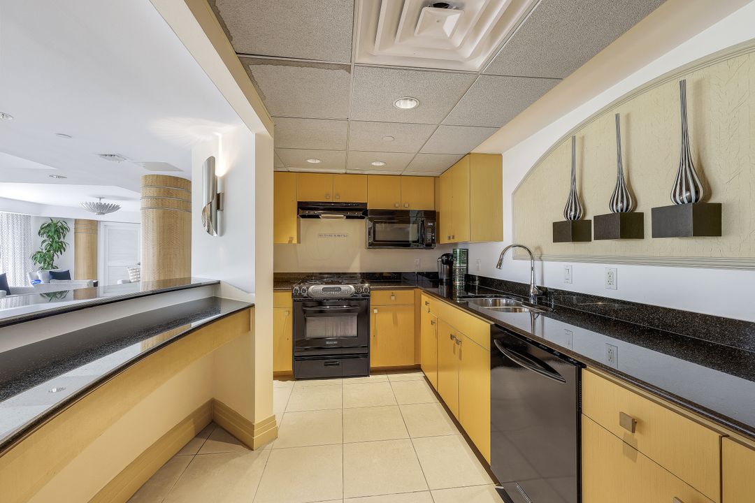 4041 Gulf Shore Blvd N #PH-6, Naples, FL 34103