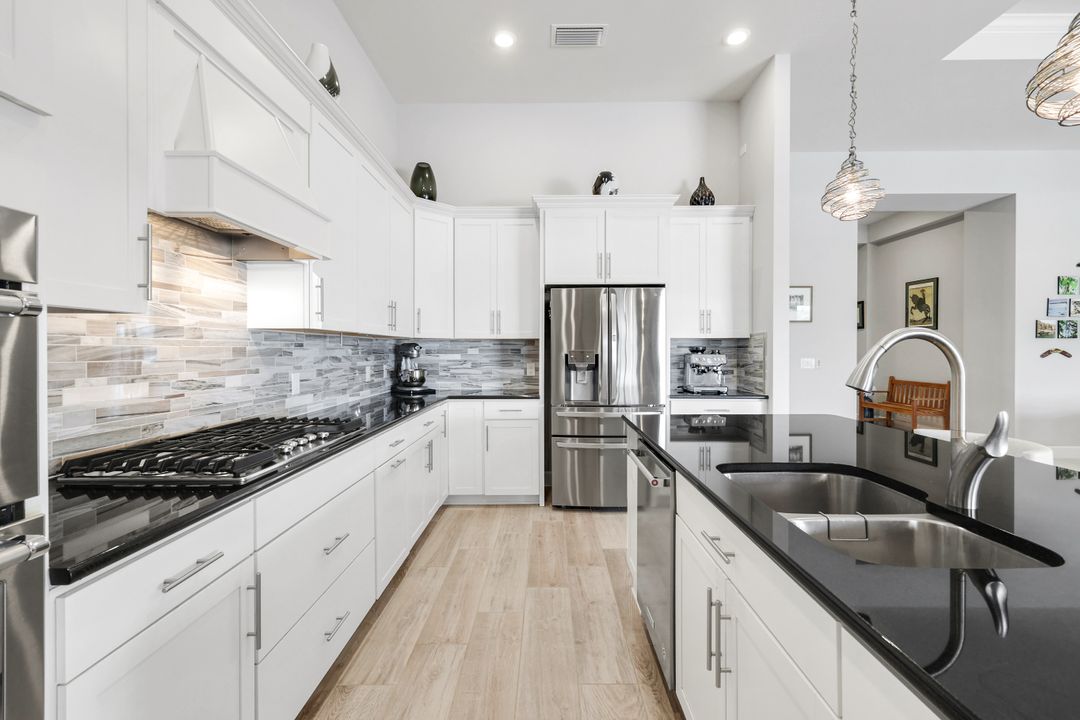 9428 Sanderling Ct, Naples, FL 34120