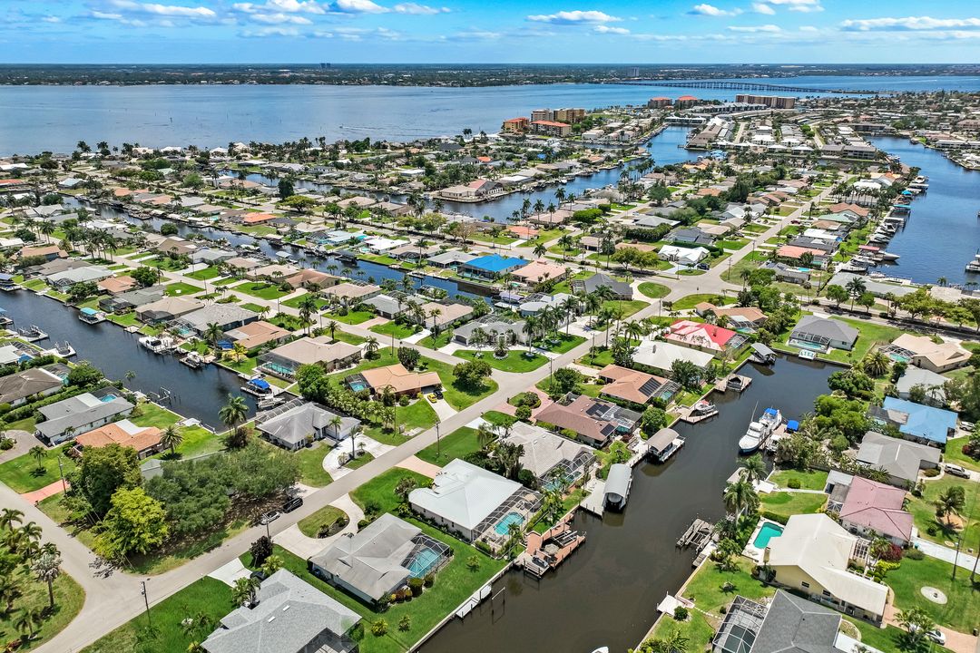 3710 SE 18th Pl, Cape Coral, FL 33904