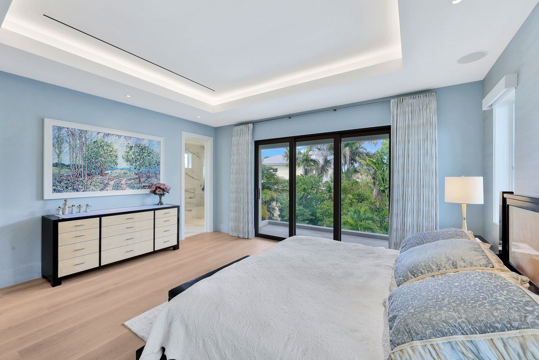 355 7th Ave S, Naples, FL 34102