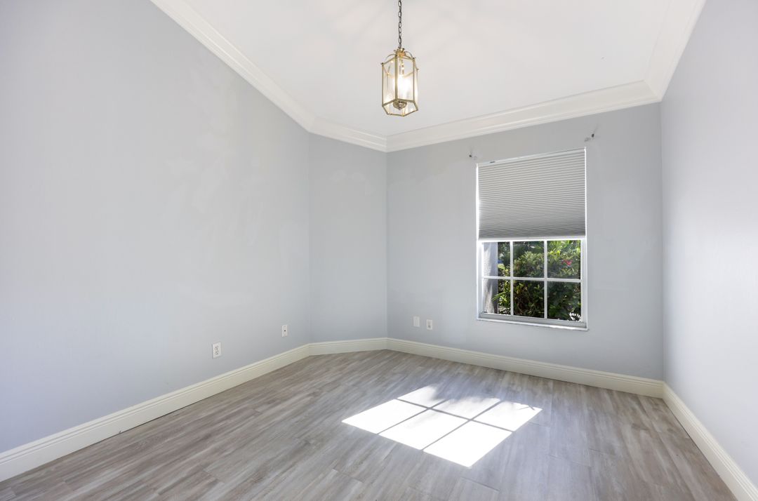 658 Lambton Ln, Naples, FL 34104