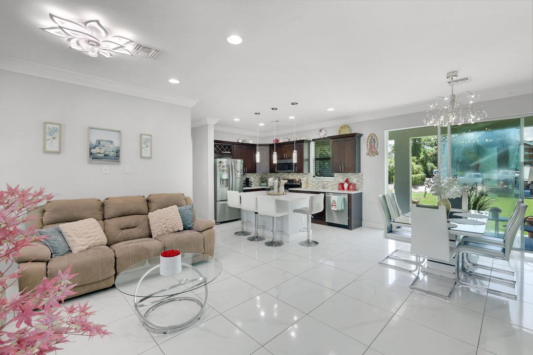 543 20th St SE, Naples, FL 34117