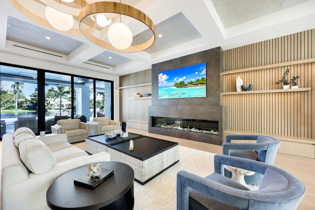 476 Palm Cir W, Naples, FL 34102