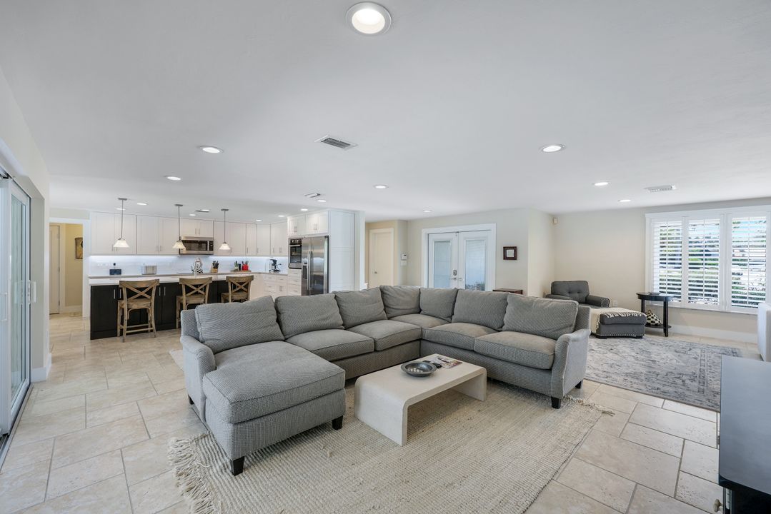 725 Old Trail Dr, Naples, FL 34103