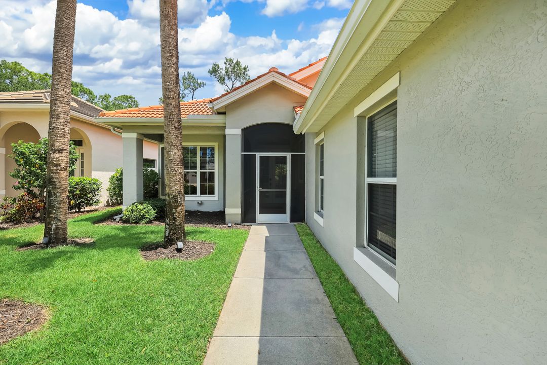 6072 Highwood Park Ln, Naples, FL 34110