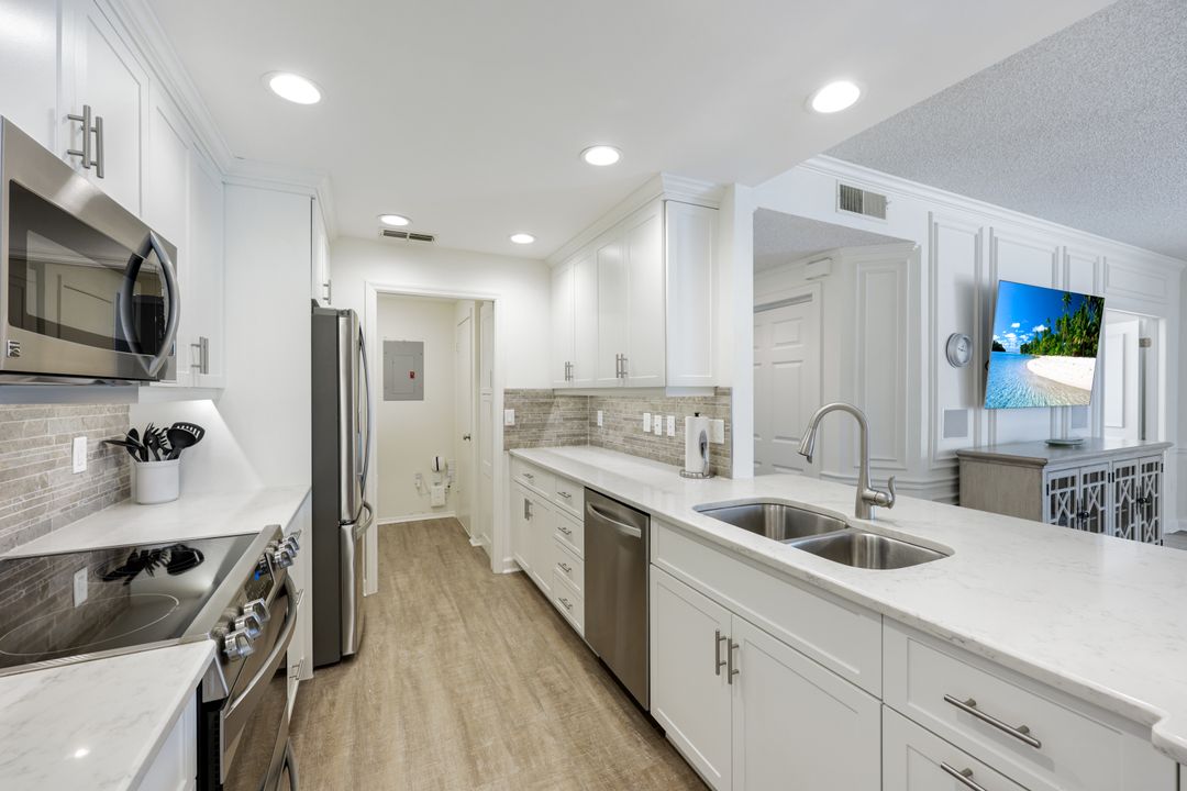 797 Willowbrook Dr #203, Naples, FL 34108