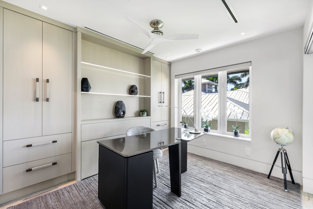295 5th Ave S, Naples, FL 34102