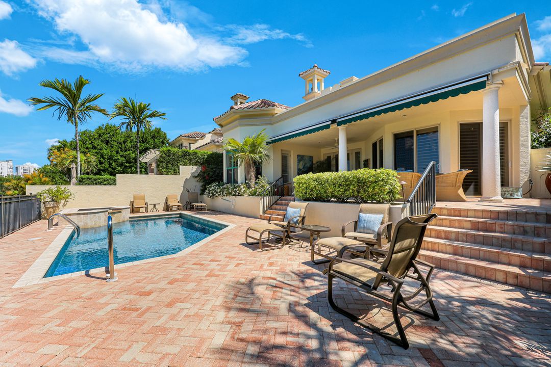 7913 Via Vecchia, Naples, FL 34108