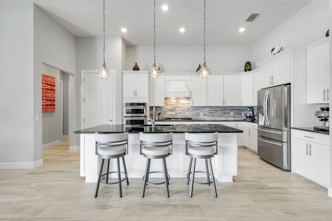 9428 Sanderling Ct, Naples, FL 34120