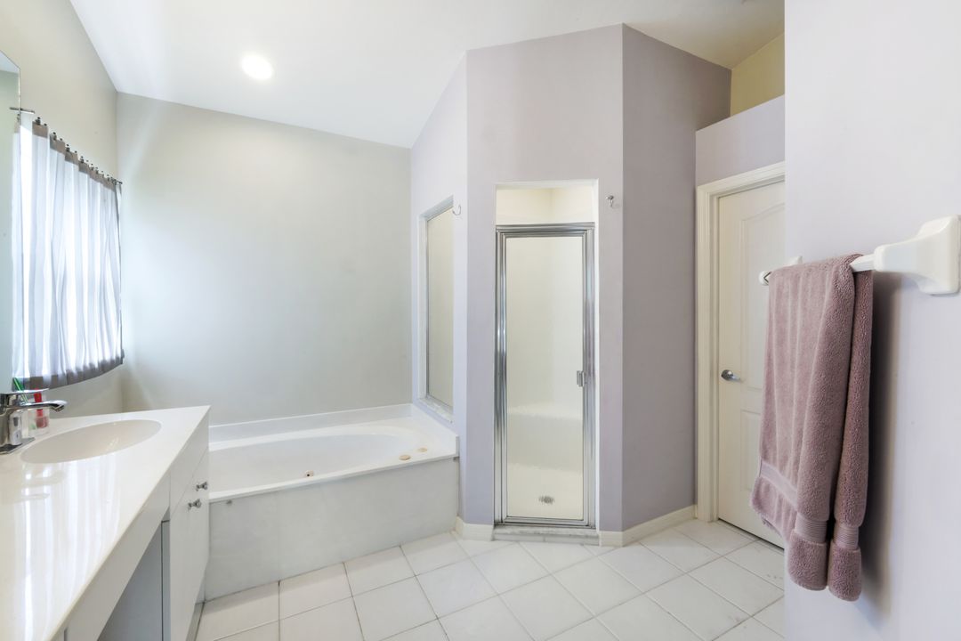 4332 Mistlethrush Ln, Naples, FL 34119