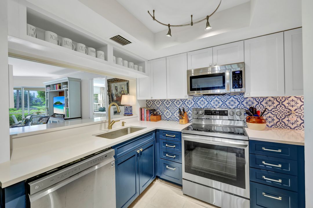 5637 Turtle Bay Dr #17, Naples, FL 34108