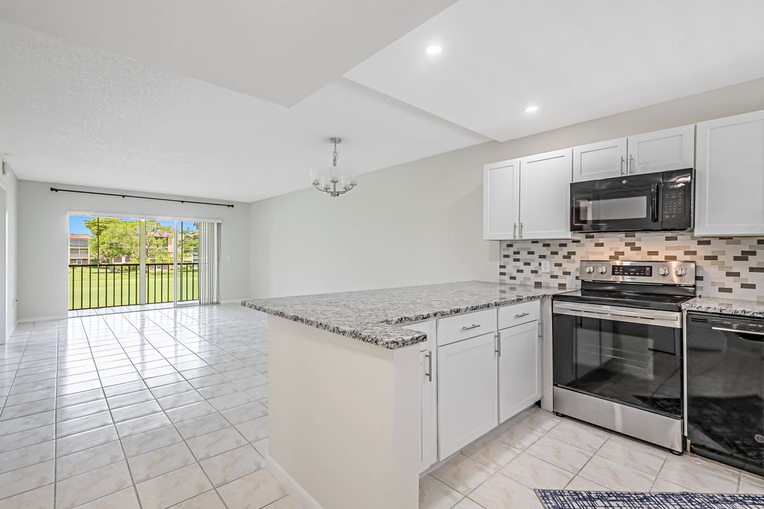 201 Quail Forest Blvd #202, Naples, FL 34105