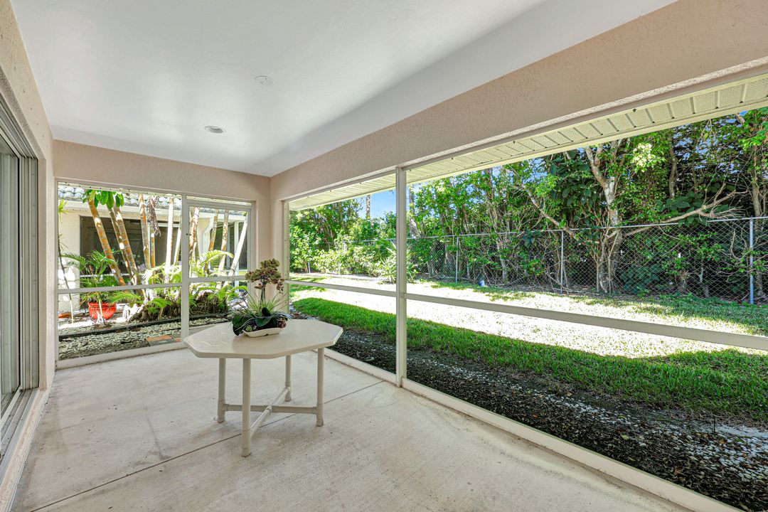 4910 Europa Dr, Naples, FL 34105