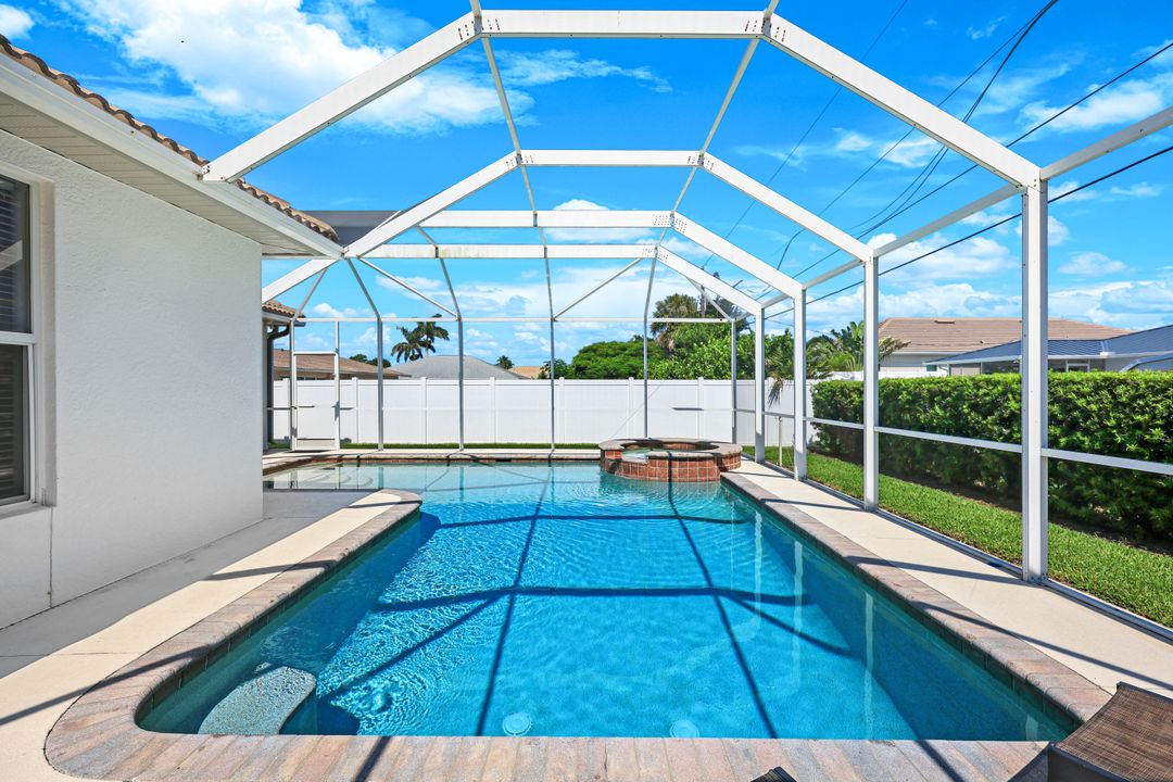 587 97th Ave N, Naples, FL 34108