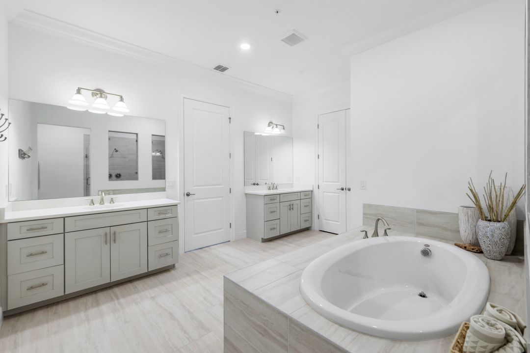 2472 Breakwater Wy #11-202, Naples, FL 34112