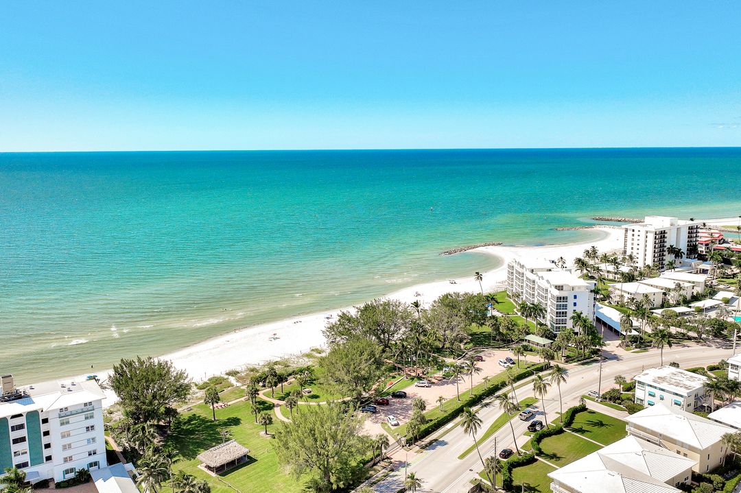 2000 Alamanda Dr #104, Naples, FL 34102