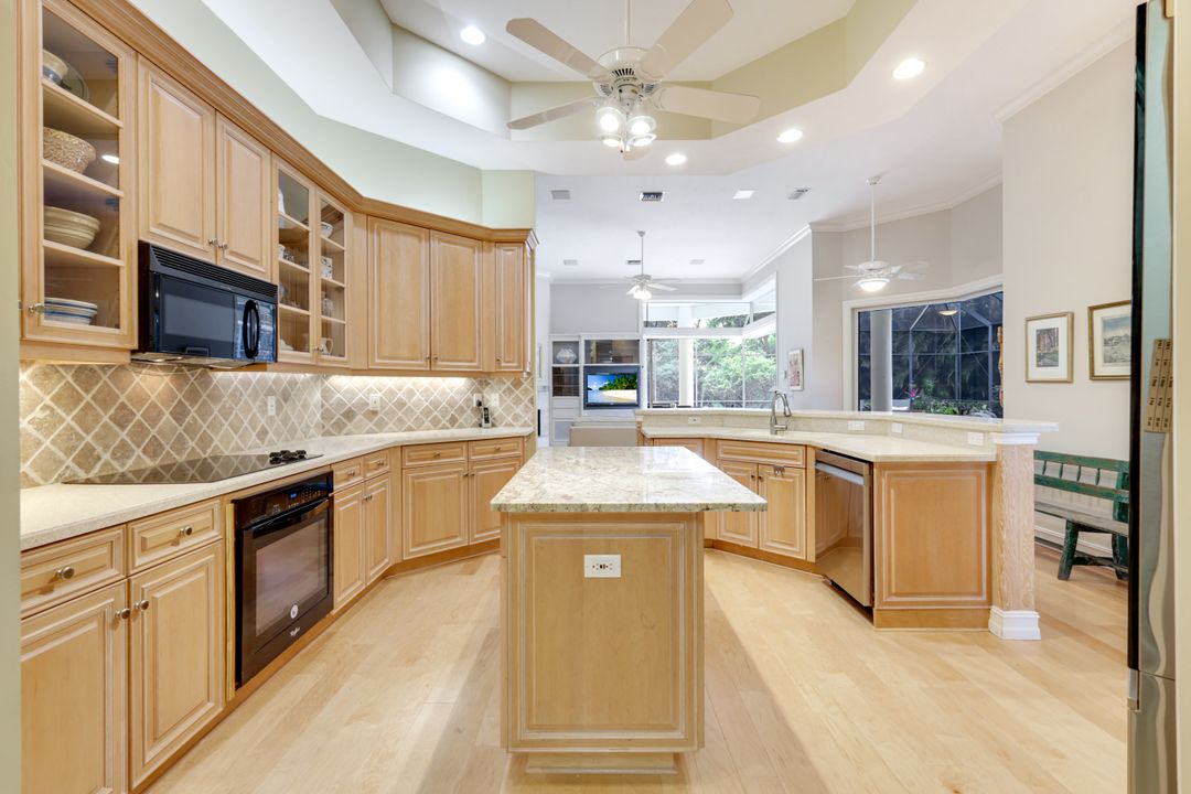 602 Springline Dr, Naples, FL 34102