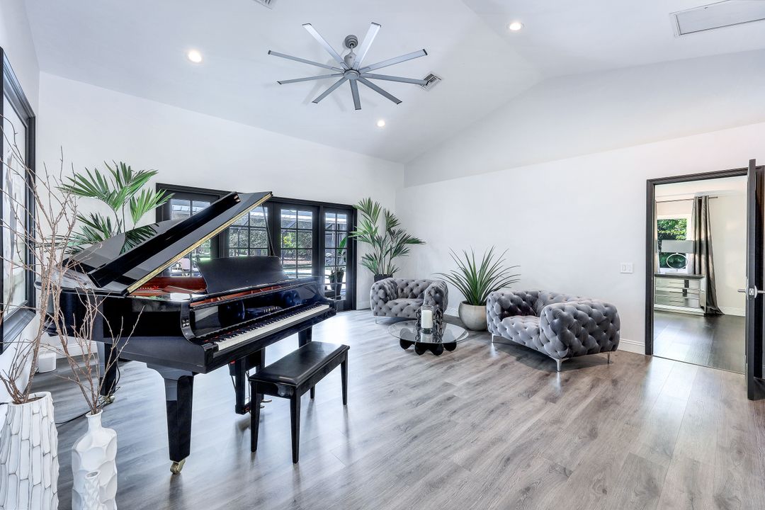 6010 Standing Oaks Ln, Naples, FL 34119