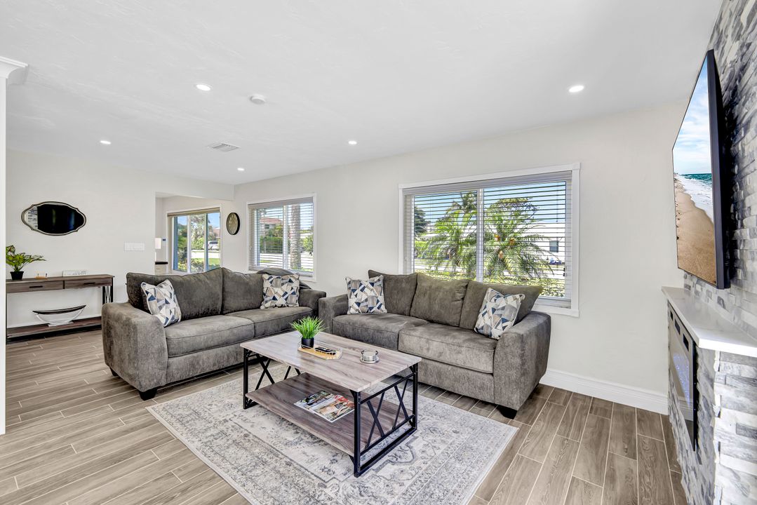 701 93rd Ave N, Naples, FL 34108