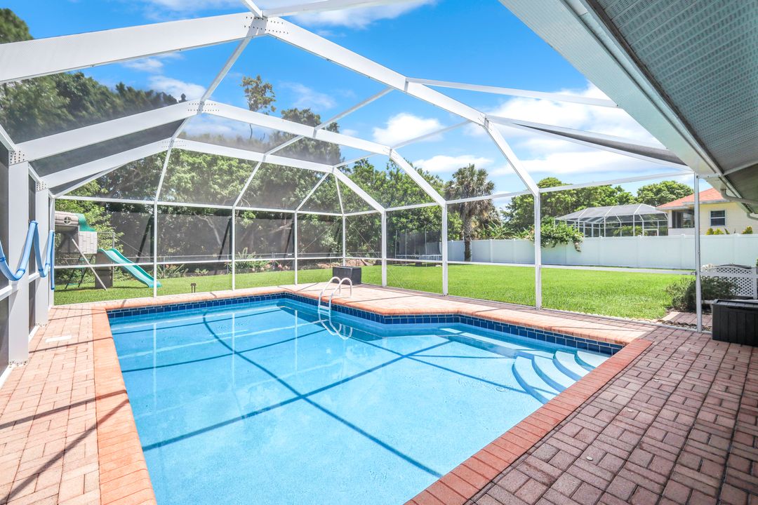 539 Cypress Way E, Naples, FL 34110