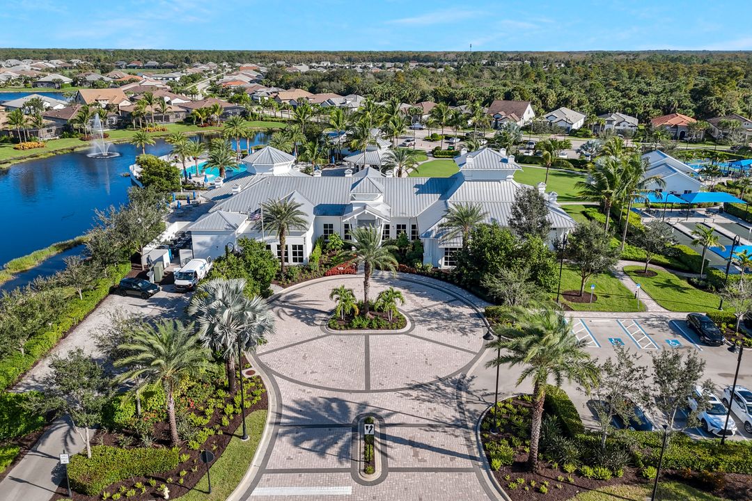 9815 Everglades Dr, Naples, FL 34120