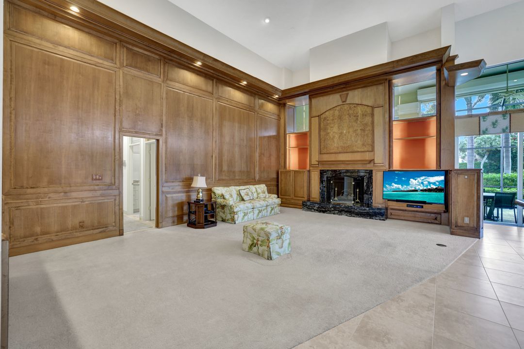 695 Ardmore Ln, Naples, FL 34108