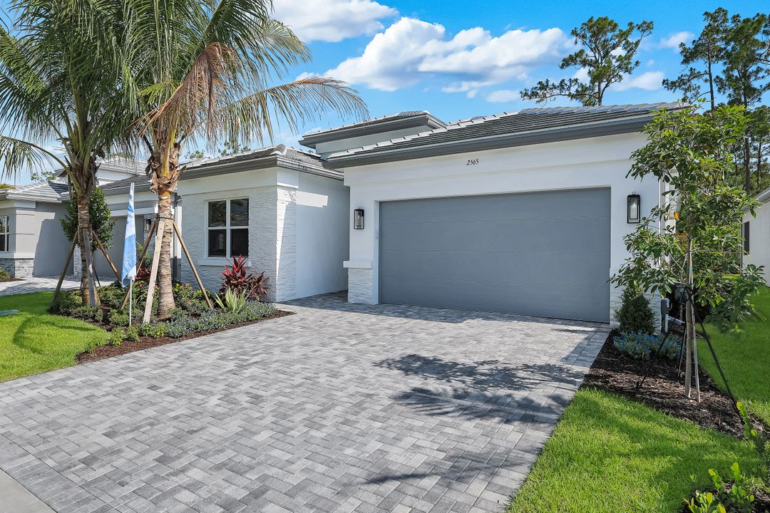 2565 Kingfisher Dr, Naples, FL 34112