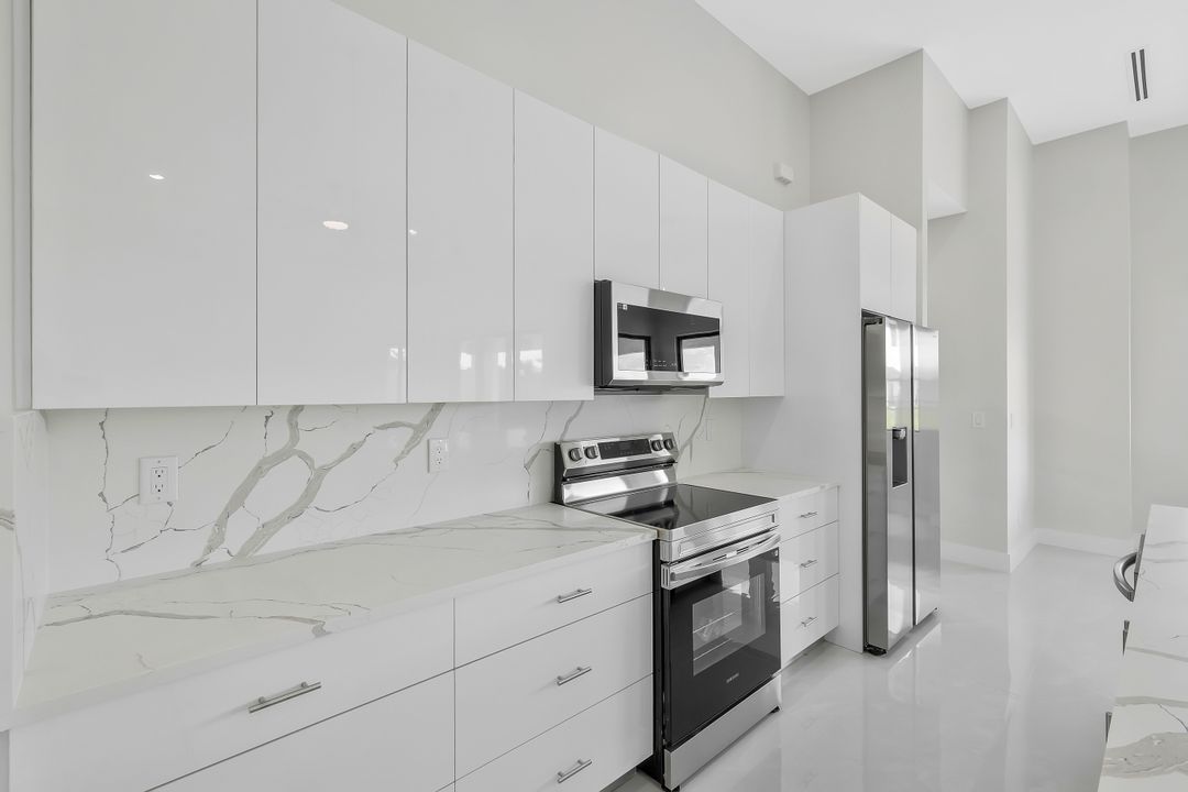 909 SW 11th Ct, Cape Coral, FL 33991