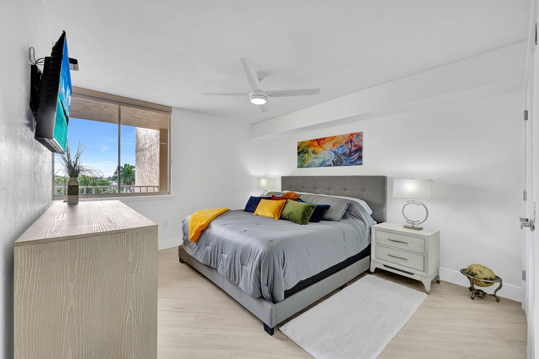 11118 Gulf Shore Dr #302, Naples, FL 34108