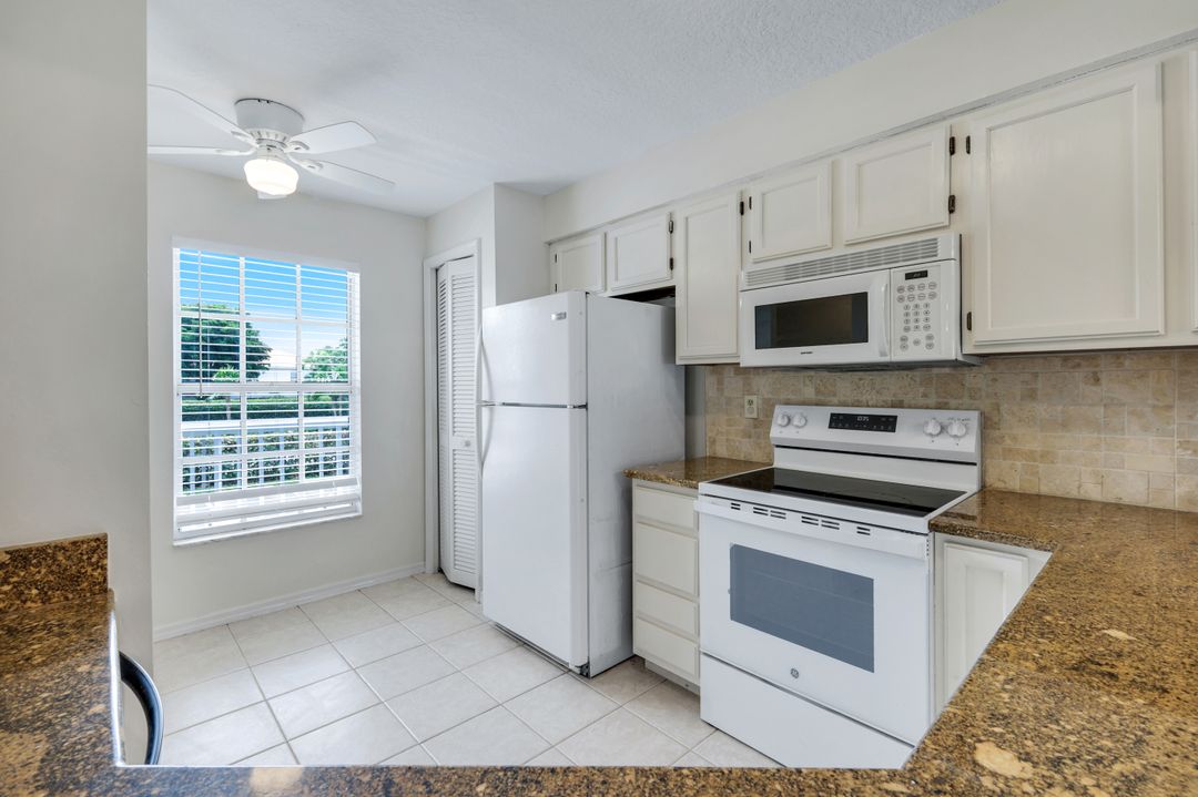 9850 Victoria Ln #205, Naples, FL 34109