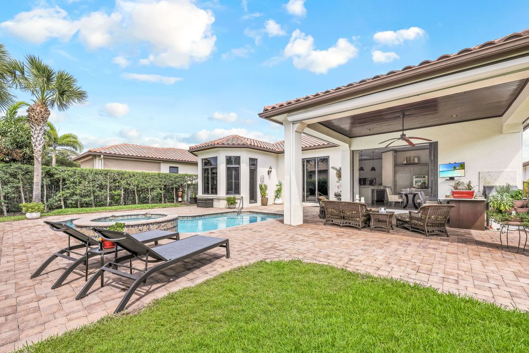 2239 Residence Cir, Naples, FL 34105