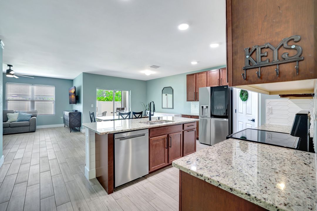 692 Hadley St E, Naples, FL 34104