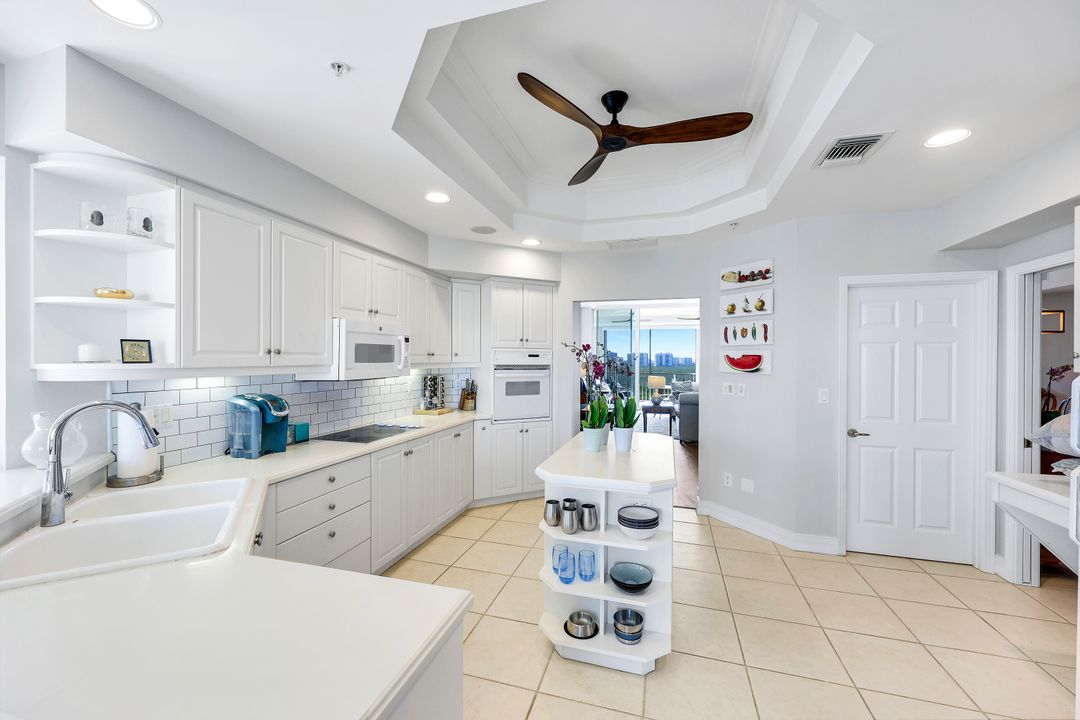 425 Dockside Dr #10, Naples, FL 34110