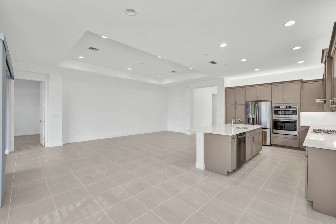 11809 Drake Ln, Naples, FL 34120