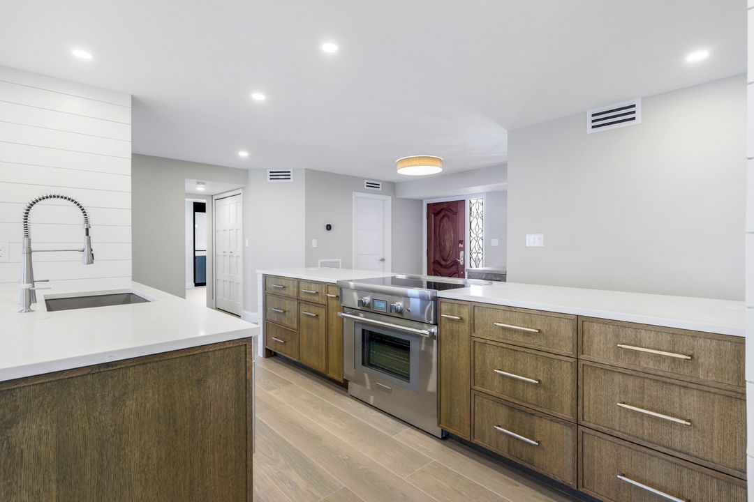 9715 Gulf Shore Dr #702, Naples, FL 34108
