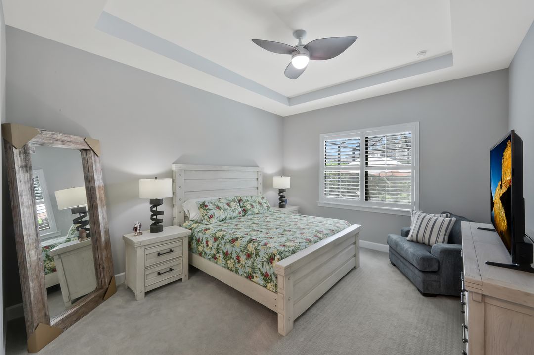 9640 Everglades Dr, Naples, FL 34120