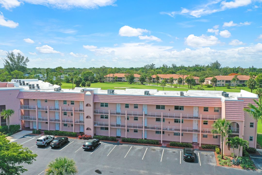 300 Forest Lakes Blvd #112, Naples, FL 34105