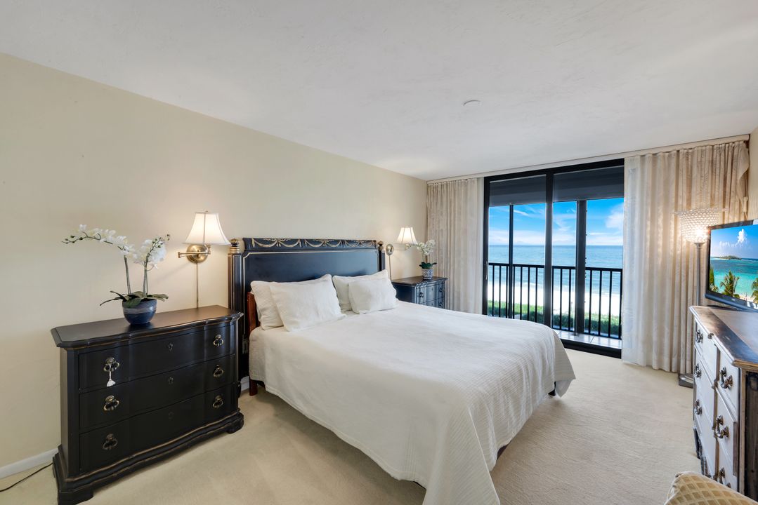 9653 Gulf Shore Dr #303, Naples, FL 34108
