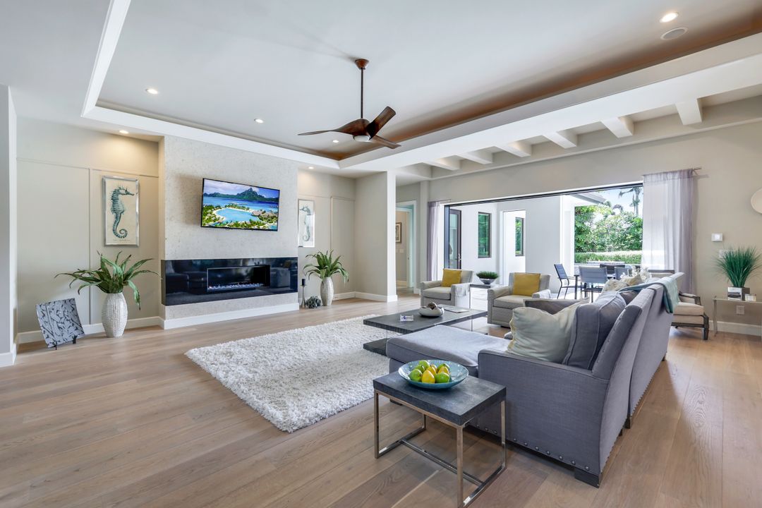 875 Wedge Dr, Naples, FL 34103