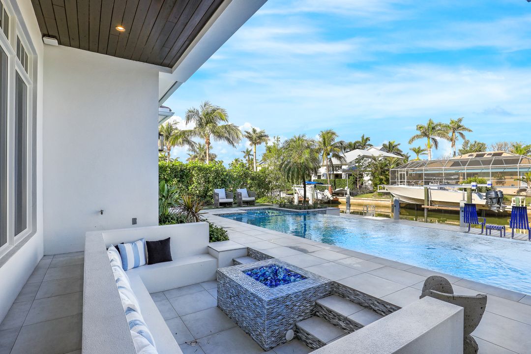 1501 Bluefin Ct, Naples, FL 34102